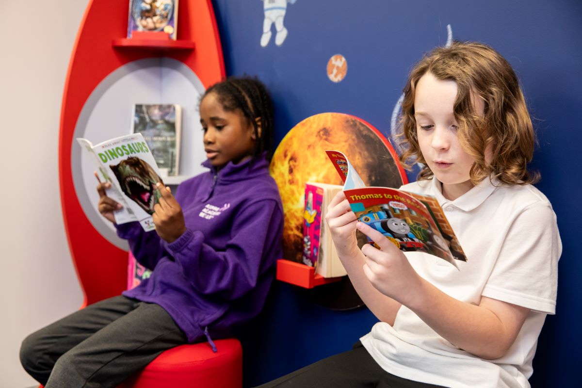 2 boys reading